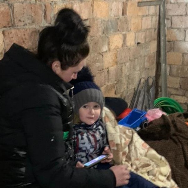 Daria Tatarina, de 29 años, sujeta a su hijo de David, de tres, en el sótano donde se refugiaban de los bombardeos rusos en Jersón, al sur de Ucrania, el pasado marzo.