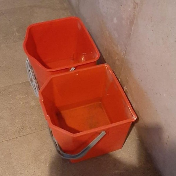 Cubos de plástico evitan que el agua se esparza por el pavimento del Centro  Alzhéimer de la Fundación Reina Sofía.