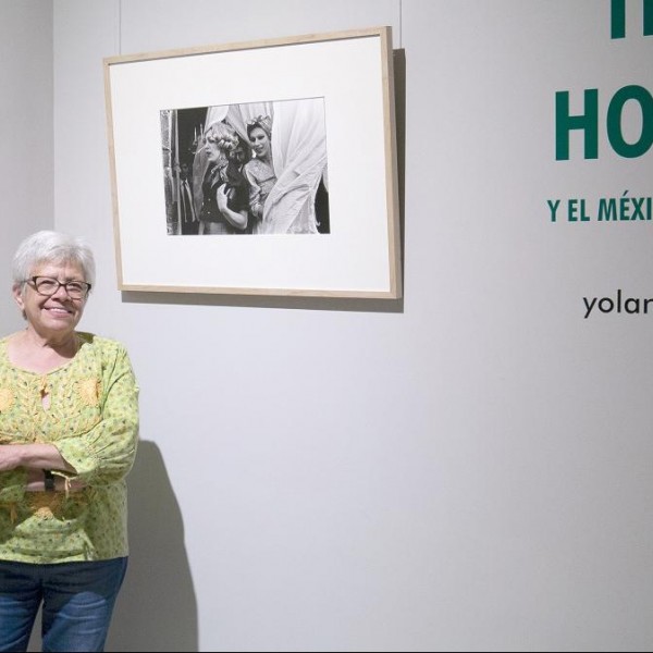 Yolanda Andrade en la entrada de su exposición en la Galería Memoria.