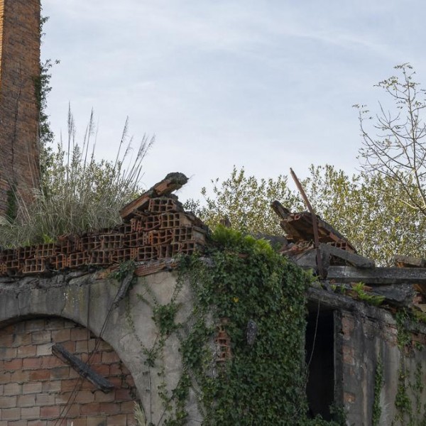 La antigua chimenea aún destaca en Sarón (Cantabria)