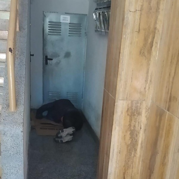 Un toxicómano duerme en el portal de un edificio en Villaverde que alberca un narcopiso.