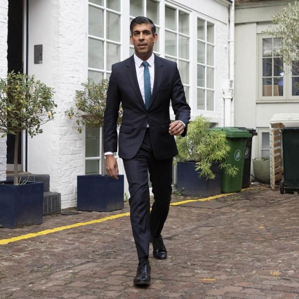 El dirigente del Partido Conservador británico Rishi Sunak, en frente de su domicilio en Londres.