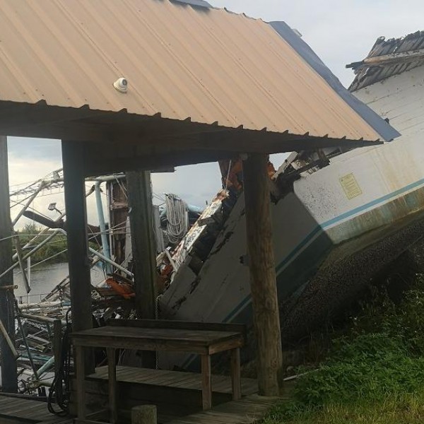 Barco en Delacroix destrozado por el huracán Ida.