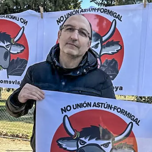 Paco Iturbe, activista de Ecologistas en Acción y divulgador mediambiental, sostiene una pancarta contra la destrucción de la Canal Roya