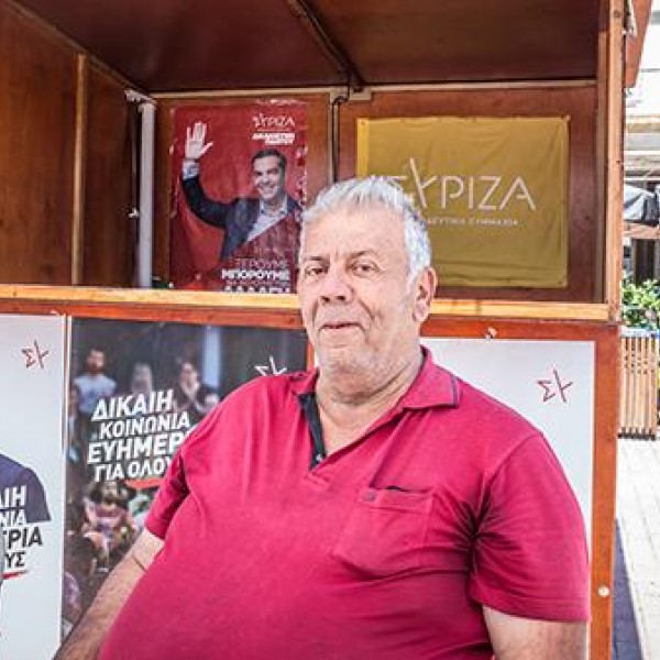 Panagiotis Founis, miembro de Syriza y residente de Lesbos, se sienta en el stand electoral central de su partido en la plaza Safo. Mitilene, Lesbos.