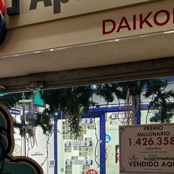 19/12/2023 Entrada de Loterías Daikoku, donde aún está el cartel anunciando el premio de 1,4 millones de euros que no se llegó a cobrar.