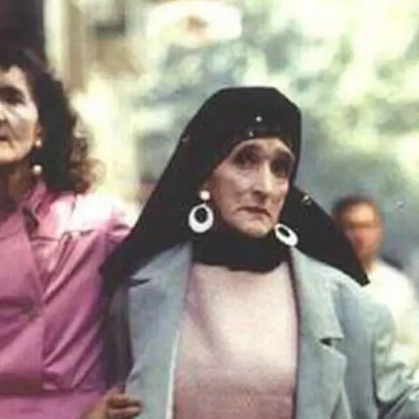 Coralia y Maruxa Fandiño, 'Las Marías', pasean por Santiago de Compostela en 1961
