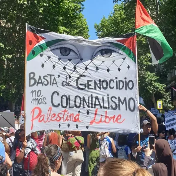 Pancarta en apoyo de Palestina durante la manifestación