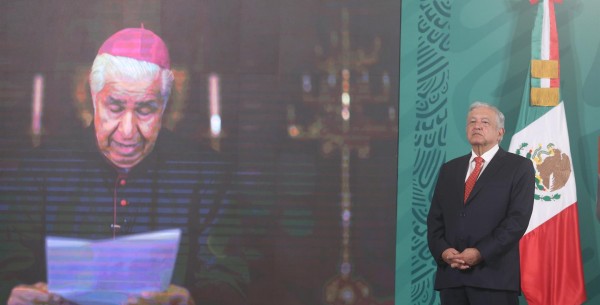 El presidente de México, Andrés Manuel López Obrador (d), escucha una misiva leída por el cardenal Rogelio Cabrera, arzobispo de Monterrey y presidente del Episcopado Mexicano (CEM) por videoconferencia.