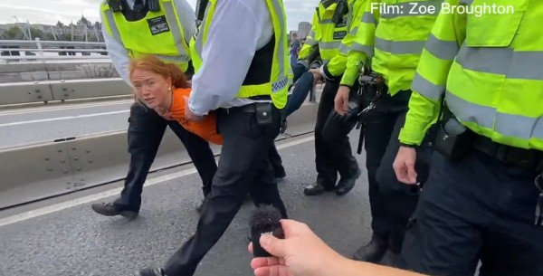 'Estoy haciendo esto por mi hijo': la sorprendente calma de una ecologista que es arrestada y llevada en volandas por la Policía