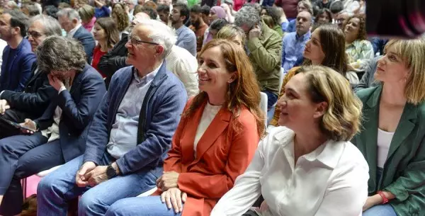 El alcalde de Valencia y coportavoz de Compromís, Joan Ribó (3d), la dirigente de Más Madrid, Mónica García (2d) y la alcaldesa de Barcelona, Ada Colau (d) asisten a la presentación del partido Sumar.