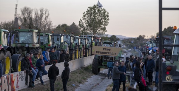Algunos agricultores durante un corte de carretera en la autopista AP-7 a la altura de Pontós, el 29 de febrero de 2024, en Pontós, Girona, Catalunya (España).