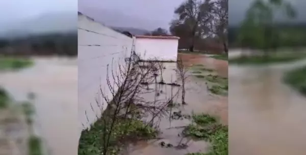 Rescate de madrugada al inundar las fuertes lluvias una casa, con dos menores atrapados dentro, en Ciudad Real