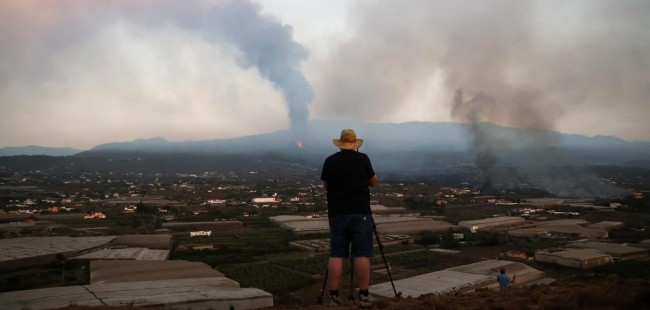 Un hombre observa la nube de cenizas del Cumbre Vieja, en La Palma.