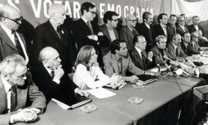 Momento en el que la dirección del PCE anuncia, el 15 de abril de 1977, días después de su legalización, que acepta la monarquía y la bandera rojigualda. ARCHIVO HISTÓRICO DEL PCE