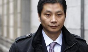 El presunto líder de la mafia china desarticulada en la operación Emperador, Gao Ping, saliendo de la prisión de Villena (Alicante).