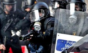Un mosso dispara una pelota de goma durante los enfrentamientos de Barcelona el 29-M.- Alberto Estévez (EFE)