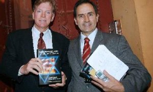 David Duke (i), ex miembro del Klu Klux Klan, posa junto al propietario de la Librería Europa y ex presidente del grupo neonazi Círculo Español de Amigos de Europa (CEDADE), Pedro Varela, en el exterior del establecimiento. EFE/Archivo