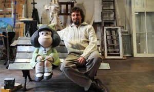 La escultura de Mafalda y el escultor Pablo Irrgang en su estudio.