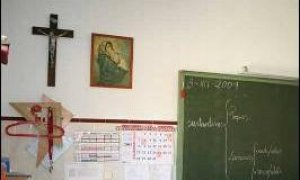 Crucifijo en un aula del colegio Santa Maria del Carmen en Madrid.
