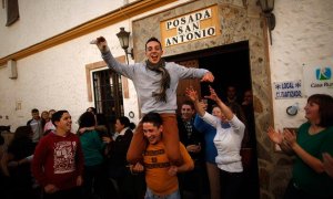 Varios ganadores de El Gordo de la Lotería de Navidad celebran el premio en El Bosque, cerca de Cádiz. /JON NAZCA (REUTERS)