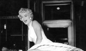 Por primera vez en cuatro décadas, algunos de los vestidos que Marilyn Monroe lució en sus películas, entre ellos el blanco de "La tentación vive arriba", cuya falda levantaba su vuelo sobre una rejilla del metro de Nueva York, verán la luz en una exposic