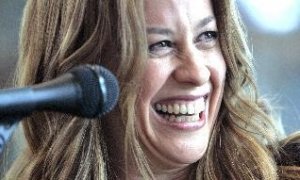 "Flavors of entanglement" es el título del nuevo álbum de Alanis Morissette, que se publicará en España el próximo 3 de julio, después de que la cantante canadiense ofrezca a finales de junio una breve gira española que recorrerá Madrid, Barcelona y Zarag