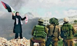 Una mujer palestina increpa a soldados israelíes durante una protesta contra la masacre de Gaza en Bilin (Cisjordania).