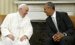 El papa Francisco conversa con el presidente estadounidense, Barack Obama en la base aérea de Andrews, Maryland (EE.UU.) en el despacho oval de la Casa Blanca. REUTERS