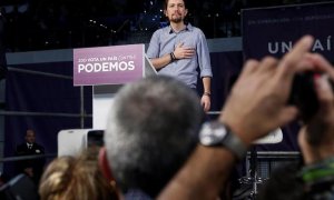 El líder de Podemos y candidato a la Presidencia del Gobierno, Pablo Iglesias, durante el acto político que ha protagonizado hoy en la Caja Mágica de Madrid, dentro de la campaña para las elecciones generales del 20D. EFE/Fernando Alvarado