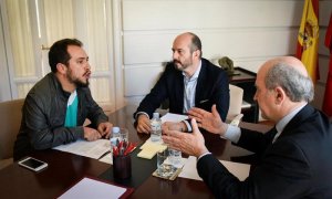 El rapero Juan Manuel Montilla, 'el Langui' se reúne en Madrid con el consejero de de Transportes de Madrid, Pedro Rollán (c) y el viceconsejero Jesús Valverde (d) para abrir la redacción de una regulación que garantice el derecho al acceso de sillas de r