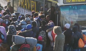 Refugiados en Lesbos, Grecia, subiendo a uno de los autobuses que les trasladaban al puerto para embarcarse hacia Atenas y proseguir su camino hacia el norte de Europa. Tras el acuerdo UE-Turquía, ya no es posible salir de centro de identificación.- BDFM