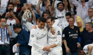 Cristiano y Bale celebran el gol del galés al Manchester City. Reuters / Juan Medina