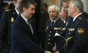 El director general de la Policía, Ignacio Cosidó, saluda a los responsables de la Operación Emperador. EFE/ J. C. Hidalgo