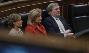 Íñigo Méndez Vigo, Fátima Báñez, e Isabel García Tejerina, en los escaños del banco azul, durante el debate de investidura en el Congreso. EFE/Chema Moya