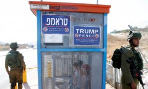 Soldados israelíes al lado de una parada de autobús con carteles de la rama israelí del Partido Republicano de EEUU a favor de Donald Trump, cerca del asentamiento judío de Ariel en Cisjordania. REUTERS / Baz Ratner