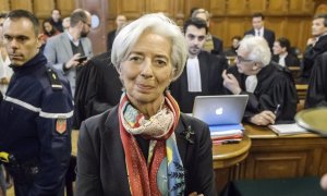 Fotografía del pasado 12 de diciembre de 2016 que muestra a la directora-gerente del FMI, Christine Lagarde (c), en el tribunal especial que juzga su caso en París. EFE/Christophe Petit Tesson