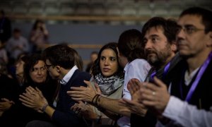 Errejón, Irene Montero, Rafa Mayoral, Pablo Iglesias y Monedero aplauden durante el acto de este domingo en Vistalegre II / JAIRO VARGAS