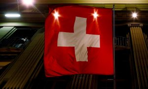 La bandera suiza en la sede del banco Credit Suisse, en la laza Federal de Berna. REUTERS/Ruben Sprich