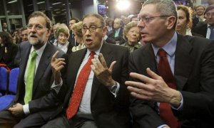 El presidente de La Razón, Mauricio Casals, entre Mariano Rajoy y Alberto Ruiz-Gallardón, en marzo de 2011 en Madrid. | BALLESTEROS (EFE)