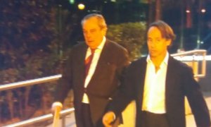 El empresario Adrián de la Joya, junto a su abogado a la salida de la Audiencia. PÚBLICO