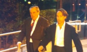 El empresario Adrián de la Joya, junto a su abogado a la salida de la Audiencia. PÚBLICO