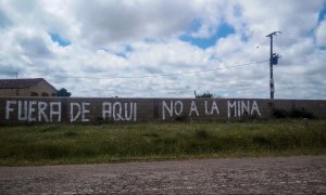 Una pintada contra la mina entre Retortillo y Viallavieja del Yeltes. LUCÍA VILLA