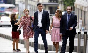 El secretario general del PSOE, Pedro Sánchez, a su llegada esta mañana al Congreso acompañado de varios miembros de su Ejecutiva: Isaura Leal, responsable de Función Pública; Susana Sumelzo, Política Municipal y José Luis Ábalos, Organización. EFE/Sergio