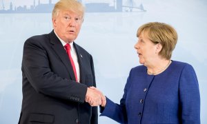 La canciller alemana Angela Merkel estrecha la mano del presidente de EEUU, Donald Trump, al inicio de la cumbre del   G-20 en Hamburgo. REUTERS/Michael Kappeler