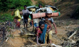 Refugiados rohinyá cruzan la frontera entre Birmania y Bangladesh. - REUTERS
