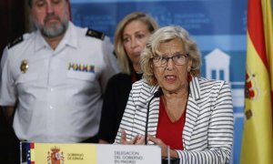 La alcaldesa de Madrid, Manuela Carmena (d), durante una rueda de prensa con la delegada del Gobierno en Madrid. /EFE