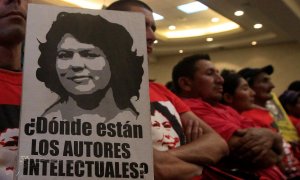 Un hombre sostiene un cartel reclamando conocer la autoría del asesinato de Berta Cáceres, en la rueda de prensa para informar sobre los  nuevas inverstigaciones en torno a la muerte de la activista. REUTERS/Jorge Cabrera