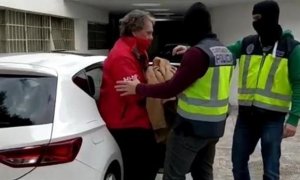Dos agentes trasladan a Sito Miñanco. - EUROPA PRESS
