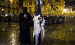 Foto de archivo de un preso indultado en la procesión de Jesús El Rico de Málaga. / EFE